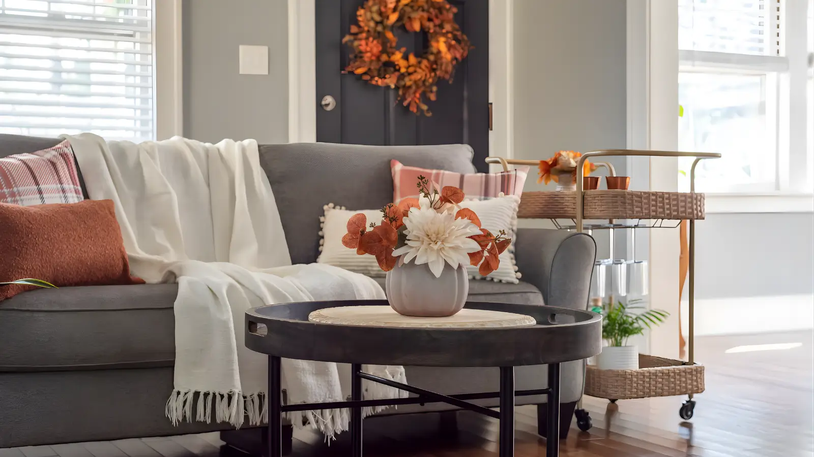 Seasonal home decor ideas for fall, spring, winter and summer with cozy and fresh styling inspiration